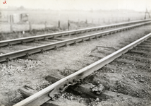 807699 Detail van de spoorlijn tussen Almelo en Borne, ter hoogte van km. 3.1, met op de voorgrond de sporen van het ...